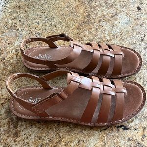 Clark’s Collection Tan leather strappy sandals size 10